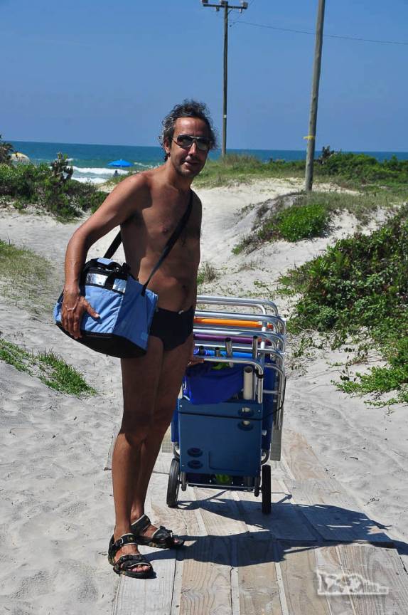 Em dia de céu azul e muita tranquilidade, caminhando para a praia dos Ingleses, no norte de Florianópolis, Santa Catarina